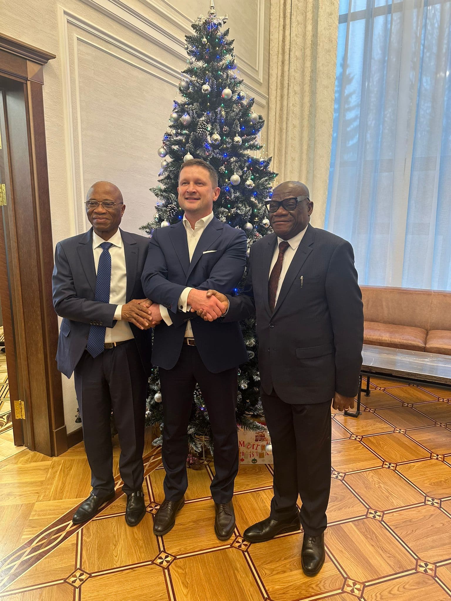 Durant son séjour en Russie, où il représente la communauté universitaire congolaise, le Révérend Recteur de l