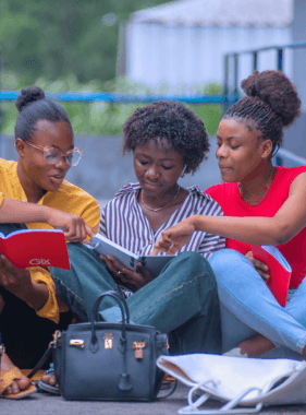 Trois étudiantes de l'Université Protestante au Congo révisant à l'extérieur
