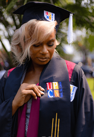 Diplômée de l'UPC en toge académique