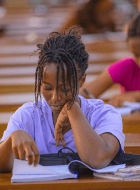 Étudiante prenant des notes pendant un cours à l'Université Protestante au Congo