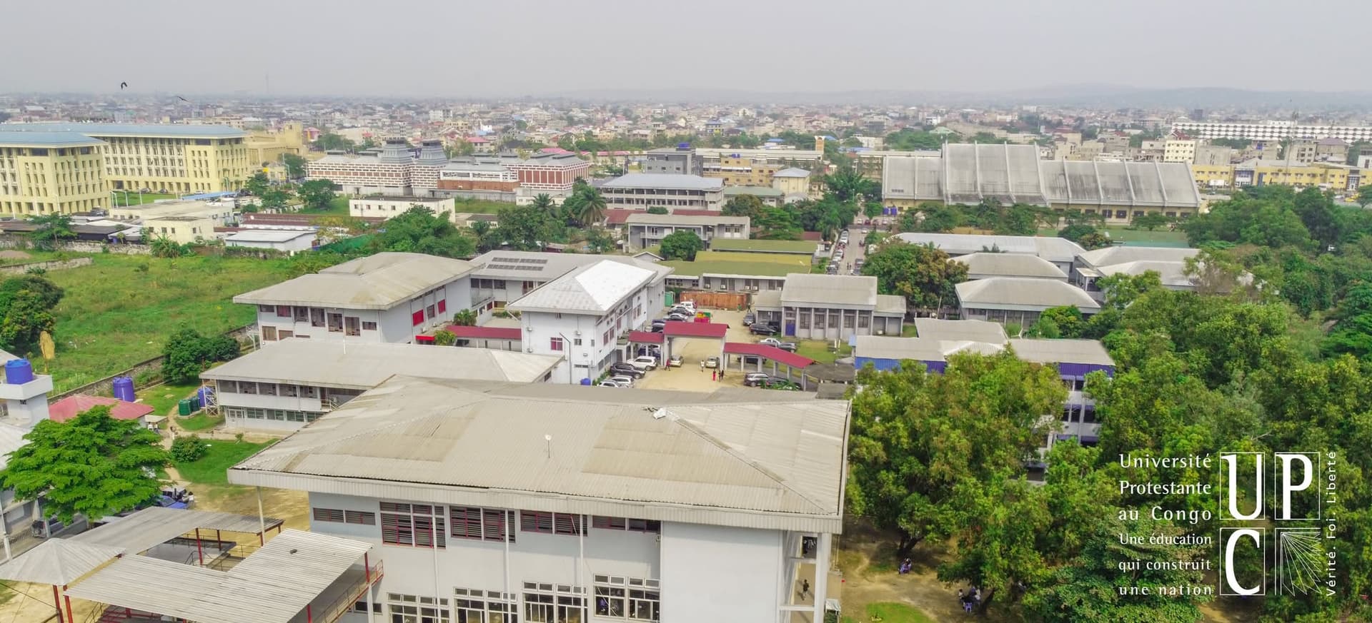 Vue aérienne du campus de l'Université Protestante au Congo, à Kinshasa