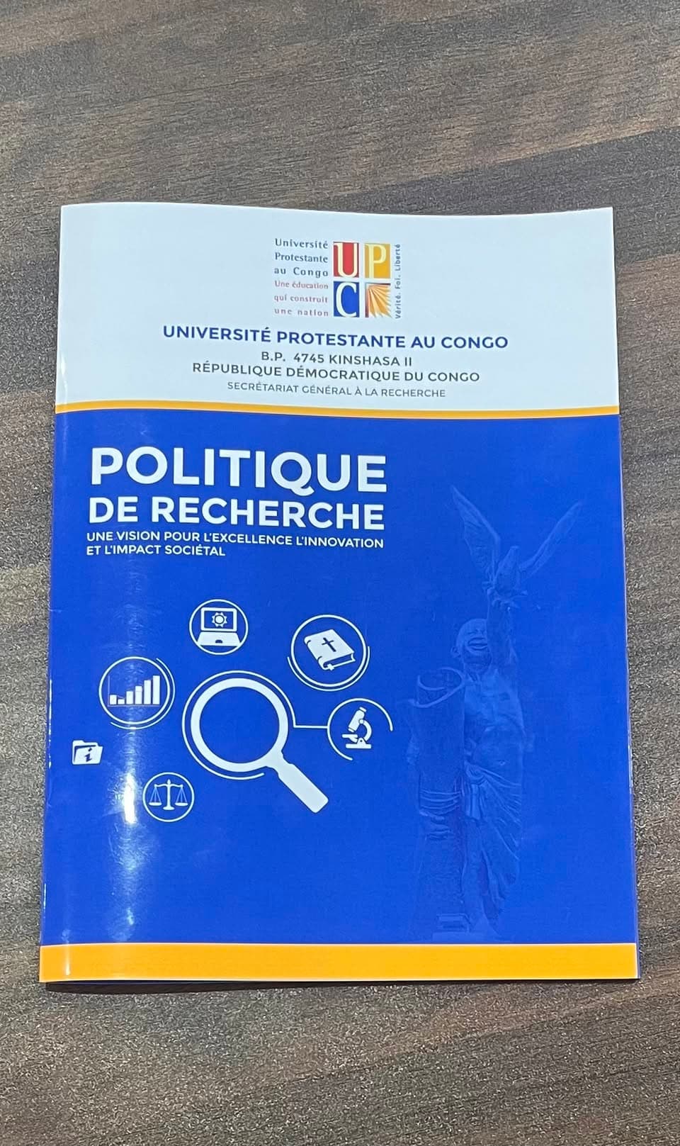 La brochure imprimée de la politique de recherche de l'Université Protestante au Congo