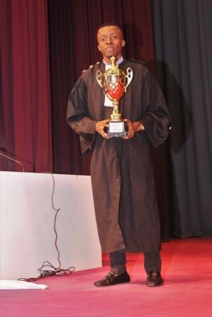 le réprésentant de l'Upc avec la coupe du tournoi