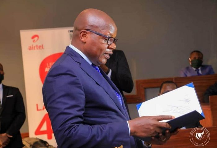 Thomas Luhaka entrain de faire son discours