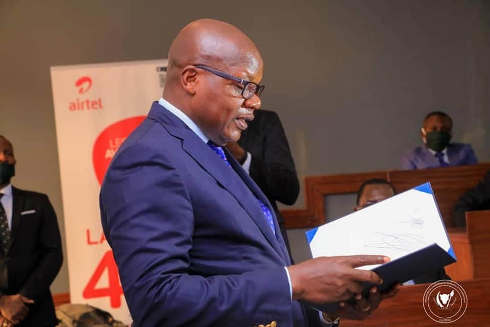 Thomas Luhaka entrain de faire son discours